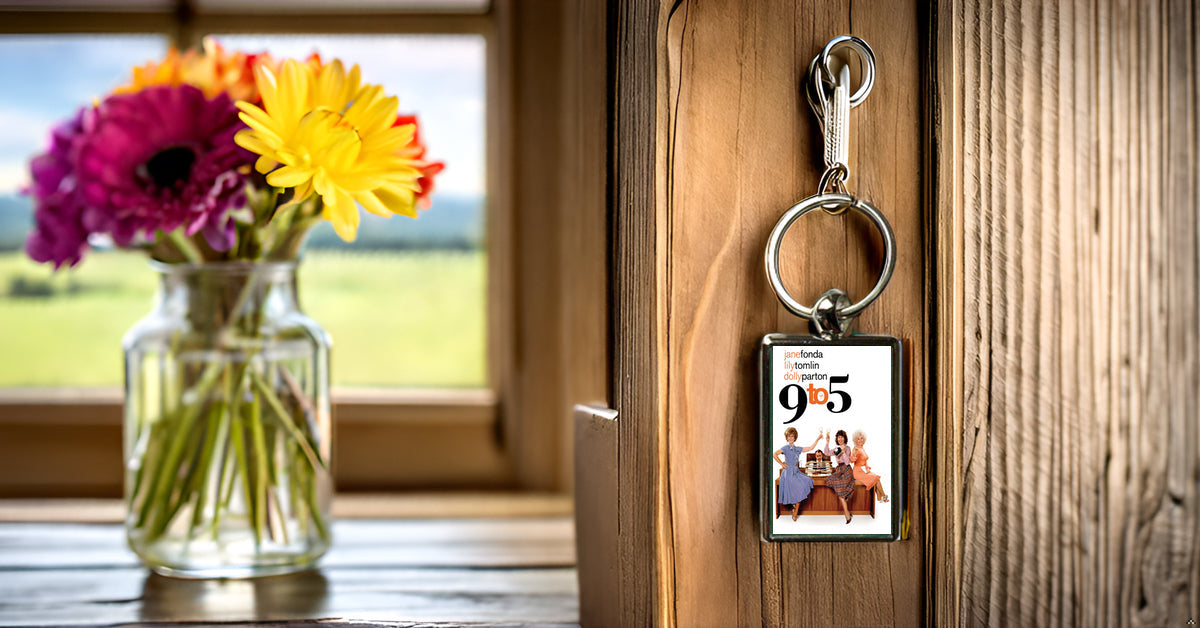 9 to 5 Dolly Parton Metal Keyring – High-Quality Keychain with Vibrant Colors – Perfect Gift for Dolly Fans