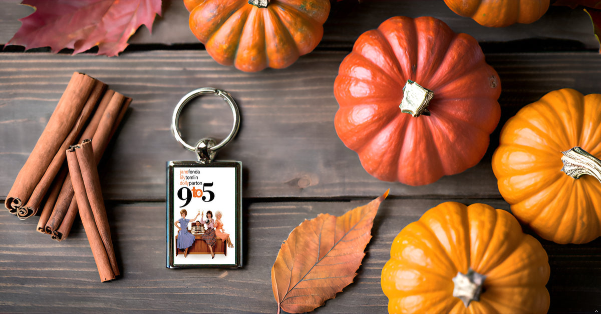9 to 5 Dolly Parton Metal Keyring – High-Quality Keychain with Vibrant Colors – Perfect Gift for Dolly Fans