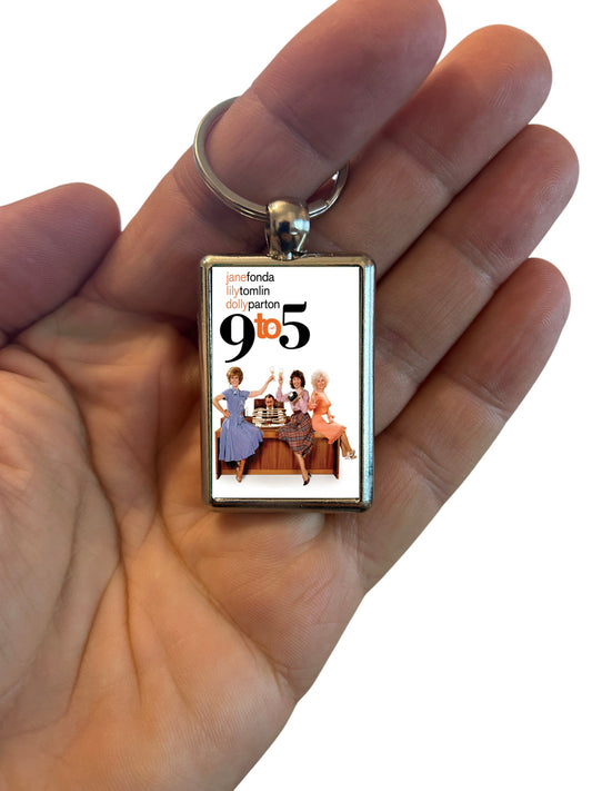 9 to 5 Dolly Parton Metal Keyring – High-Quality Keychain with Vibrant Colors – Perfect Gift for Dolly Fans